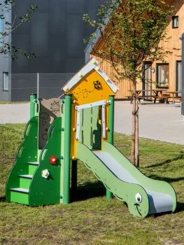 Miniplay Anne U3 play tower on lawn